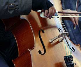 Cello lesson in Abu Dhabi